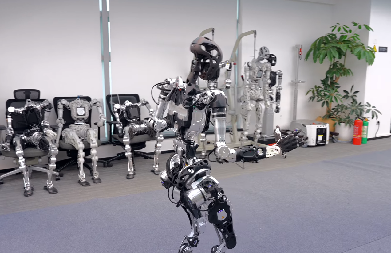 中国全尺寸人形机器人跳起查尔斯顿舞 展现流畅动态控制能力